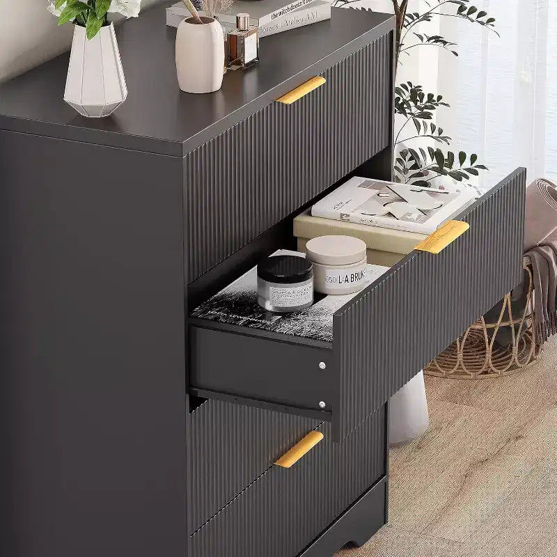 Commode cannelée à 4 tiroirs, chiffonnier de 98 cm de haut avec poignées en métal doré pour chambre à coucher, salon et couloir