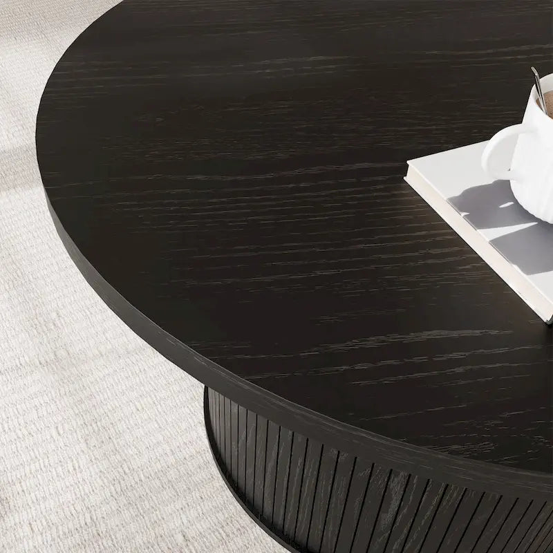 Tavolino rotondo con ripiano contenitore e design a serrandina