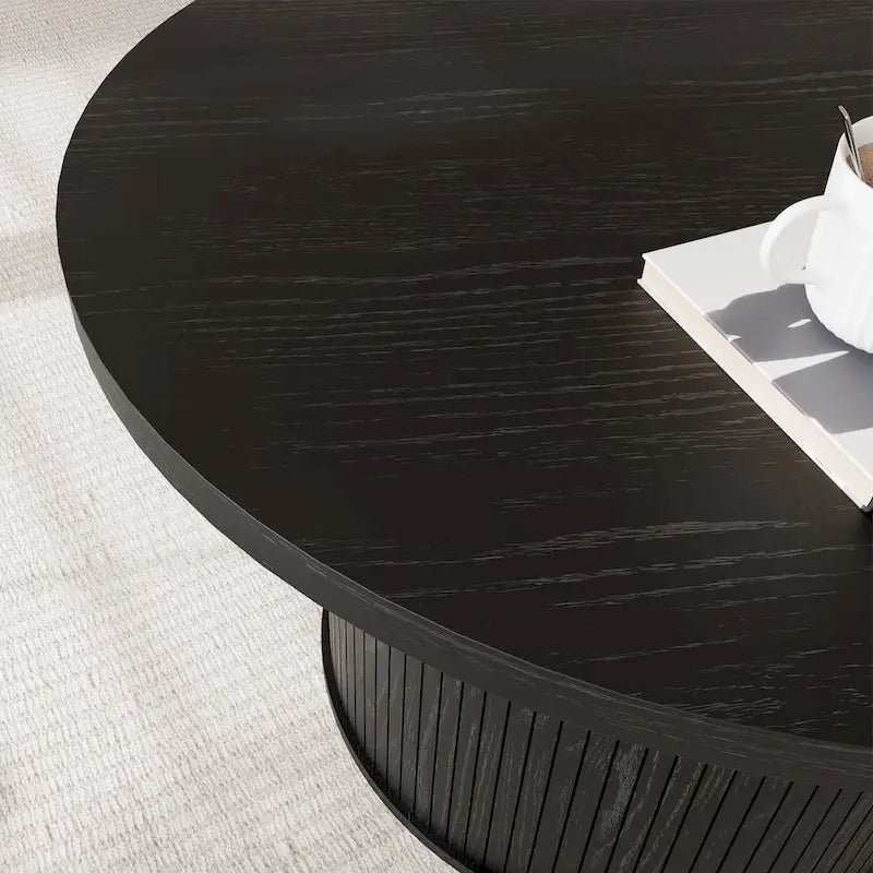 Tavolino rotondo con ripiano contenitore e design a serrandina