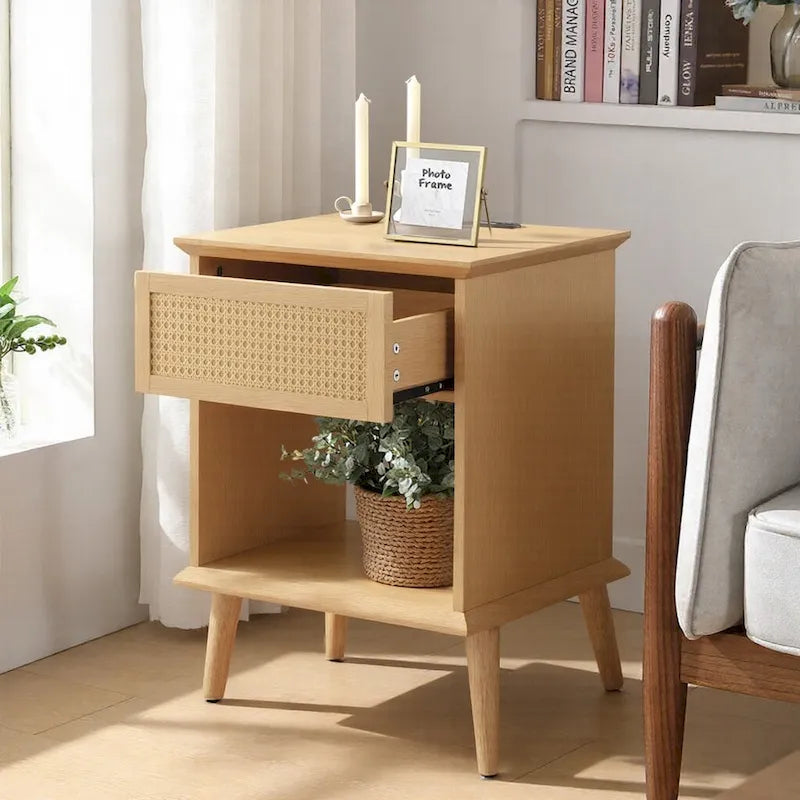 Tavolino d'appoggio Chelsea Square Teagan in Rattan con Cassetto Contenitore, Stazione di Ricarica e Luce LED Touch - 15,25x23,75