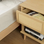 Tavolino d'appoggio Chelsea Square Teagan in Rattan con Cassetto Contenitore, Stazione di Ricarica e Luce LED Touch - 15,25x23,75