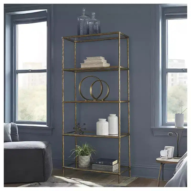 Libreria Ryandale 73, Struttura in Metallo Finitura Ottone Anticato con Ripiani in Vetro Trasparente, Espositore Moderno Industriale a 5 Ripiani