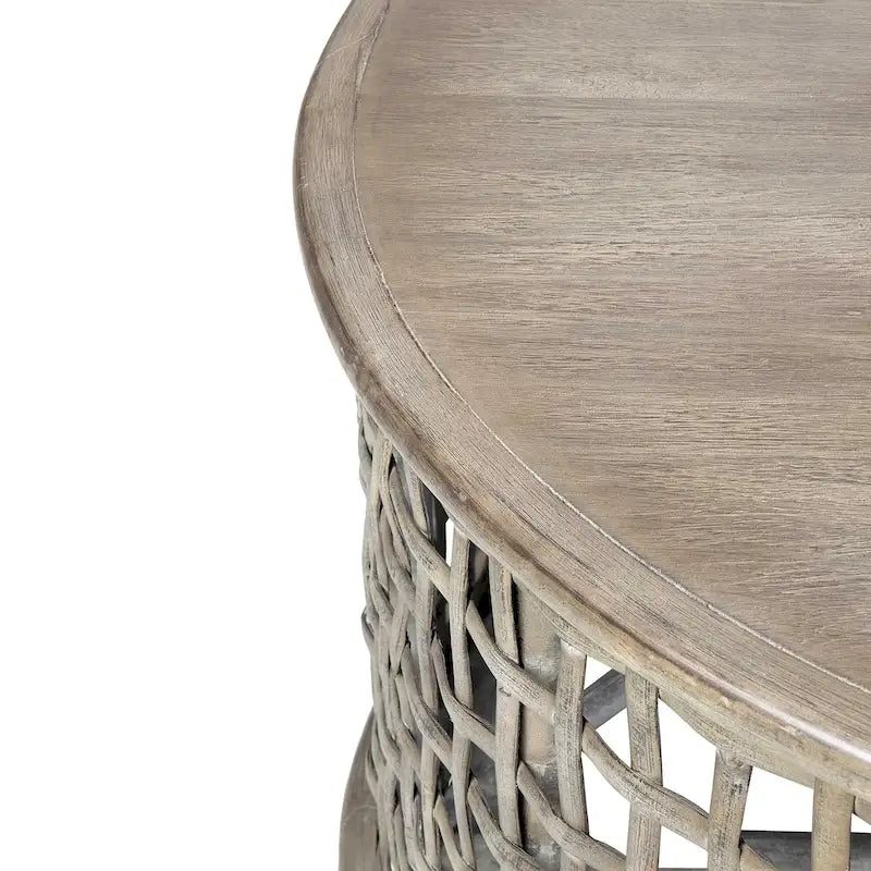 Tavolino da caffè rotondo in legno massello grigio e rattan di East at Main