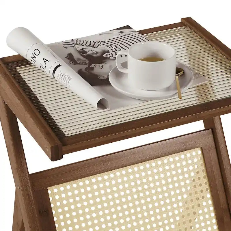 Tavolino/Comodino d'appoggio in bambù con ripiano in vetro e portariviste
