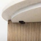 Tavolino rotondo Enzo in marmo bianco e legno massello scanalato marrone chiaro