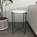 Tavolino d'appoggio/laterale con base a X in metallo nero e piano in pietra terrazzo - Bianco - Roche River Decor