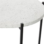 Tavolino d'appoggio/laterale con base a X in metallo nero e piano in pietra terrazzo - Bianco - Roche River Decor