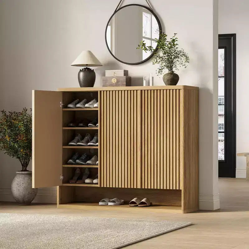 Scarpiera con anta scanalata, ripiani regolabili per ingresso soggiorno